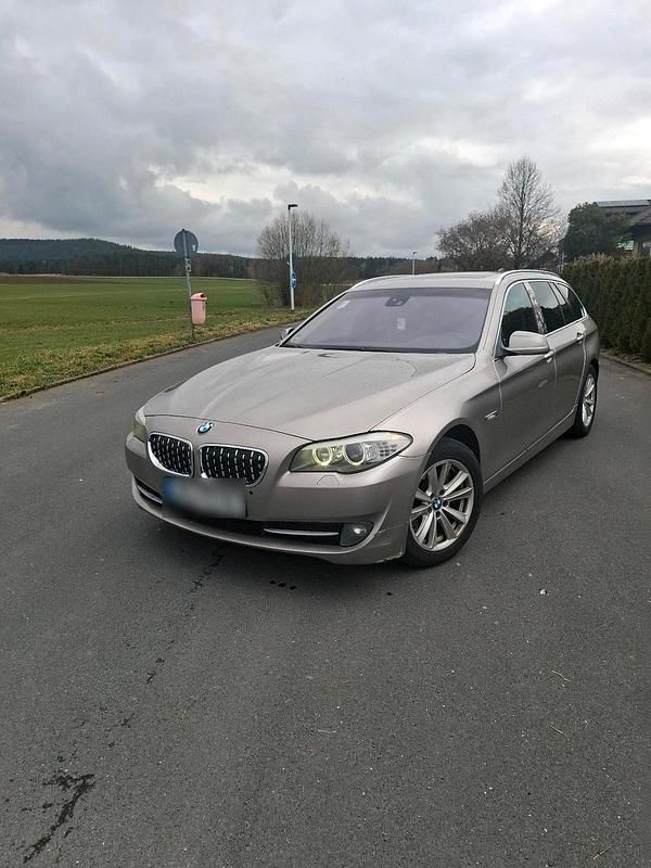 Gebraucht BMW 530 258 PS (189 kW) 2011 Gold Kombi