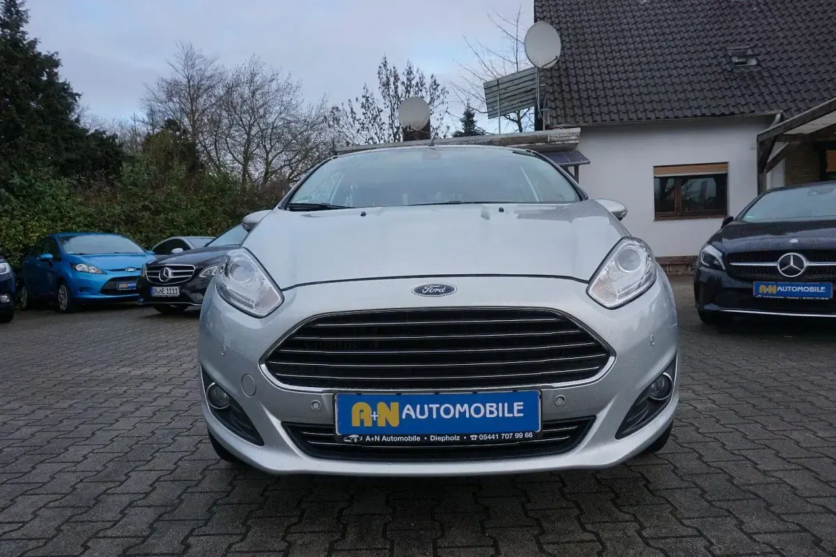 Gebraucht Ford Fiesta Titanium 101 PS (74 kW) 2015 Silber Kleinwagen