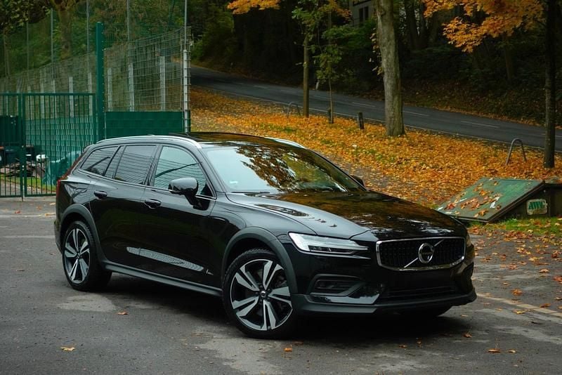Schwarz Gebraucht 2020 Volvo V60 CC Kombi | 29.900 € (Superpreis) - Bild 1/4