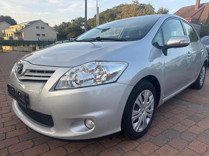 Silber Gebraucht 2010 Toyota Auris Life Limousine | 6.250 € (Fairer Preis) - Bild 1/4