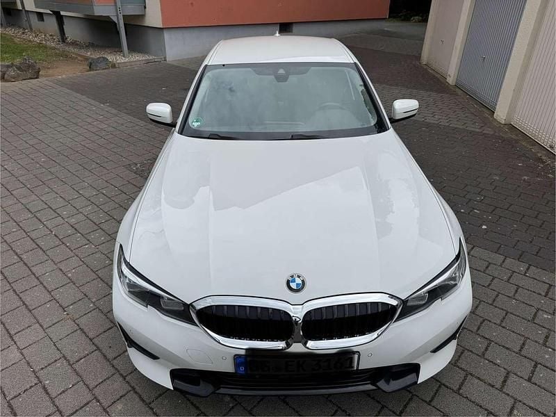 Weiß Gebraucht 2021 BMW 318 Sport Line Limousine | 24.500 € (Guter Preis) - Bild 1/4