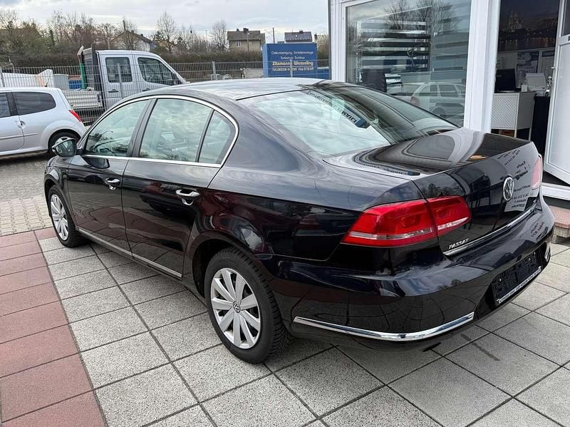 Gebraucht VW Passat Comfortline 105 PS (77 kW) 2013 Deep black perleffekt Limousine