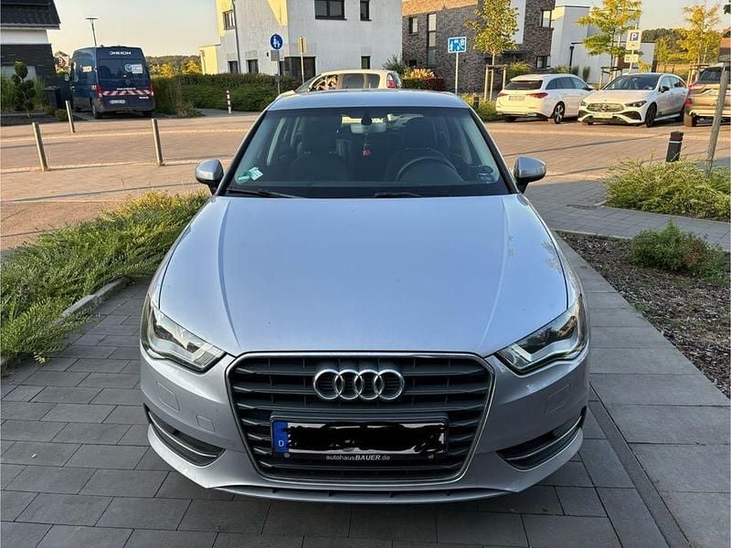 Silber Gebraucht 2016 Audi A3 Attraction Limousine | 8.500 € (Superpreis) - Bild 1/4