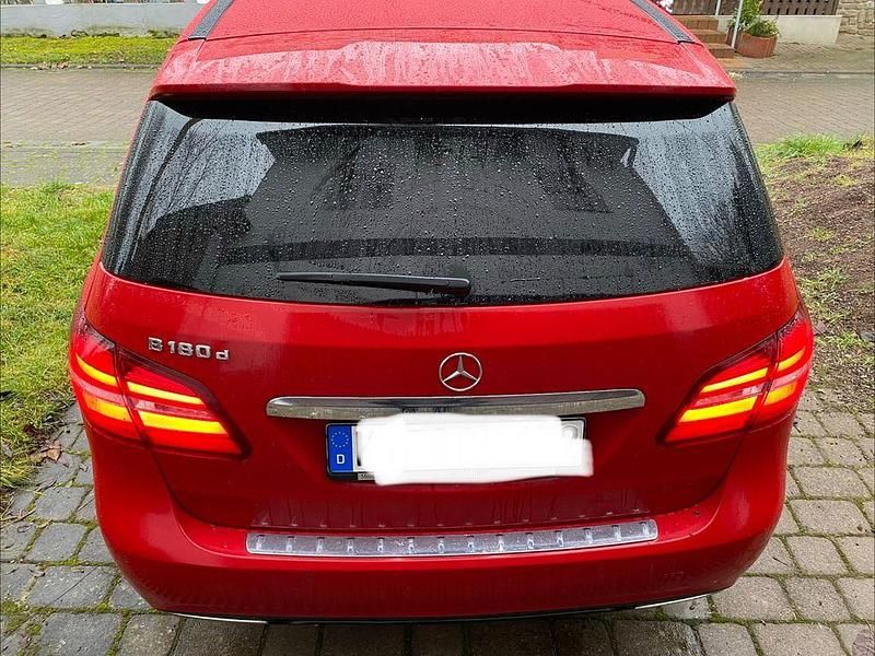 Gebraucht Mercedes B180 109 PS (80 kW) 2016 Rot Van / Kleinbus
