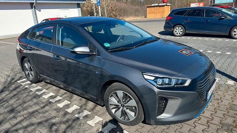 Grau Gebraucht 2019 Hyundai Ioniq Premium Limousine | 12.500 € (Superpreis) - Bild 1/4