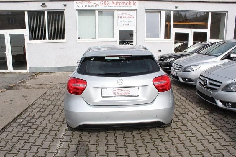 Gebraucht Mercedes A180 Style 122 PS (89 kW) 2014 Silber Limousine