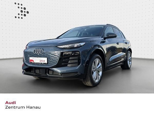 Blau (plasmablau metallic) Gebraucht 2025 Audi Q6 e-tron Performance SUV | 61.560 € (Guter Preis) - Bild 1/4