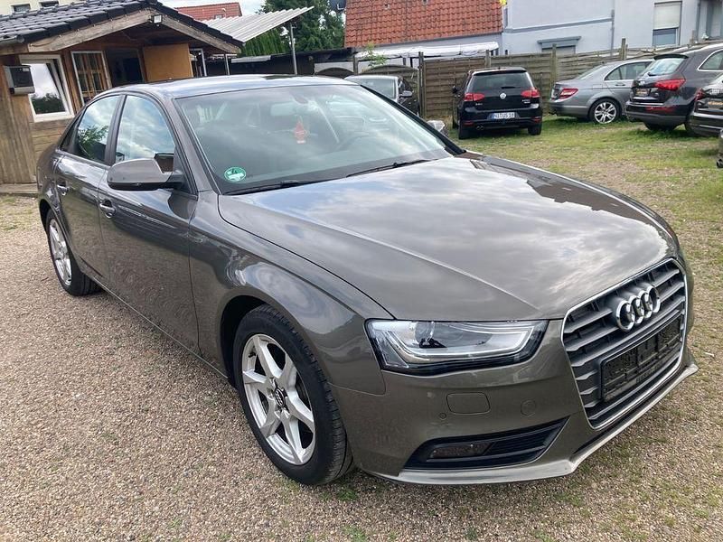 Gebraucht Audi A4 Attraction 170 PS (125 kW) 2012 Grau Limousine