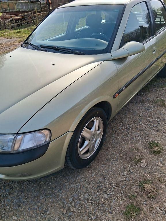 Gebraucht Opel Vectra 136 PS (100 kW) 1996 Gold Limousine