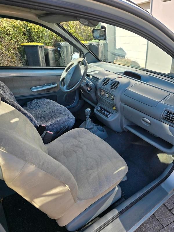 Second-hand Renault Twingo 58 CP (42 kW) 2004 Gri Hatchback