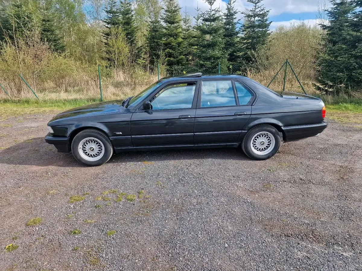 Gebraucht BMW 750 Basis 299 PS (219 kW) 1992 Schwarz Limousine