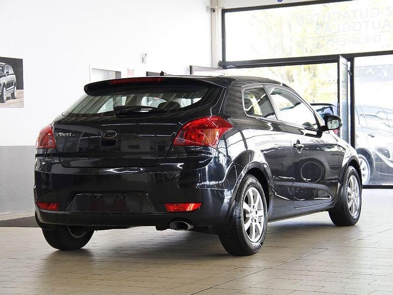 Second-hand Kia Ceed 125 CP (91 kW) 2010 Negru Hatchback