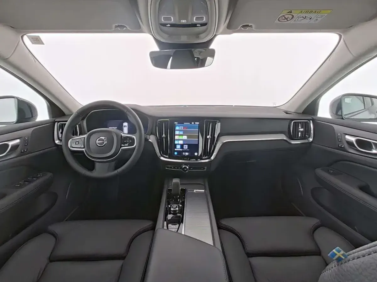 Gebraucht Volvo V60 CC Plus 197 PS (144 kW) 2023 Denim blue / metallic Kombi