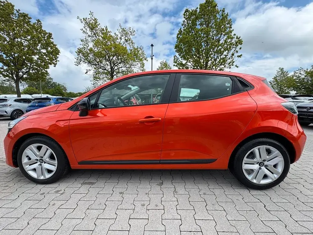 Używany Renault Clio V Evolution 91 KM (66 kW) 2025 Pomarańczowy Sedan/Limuzyna