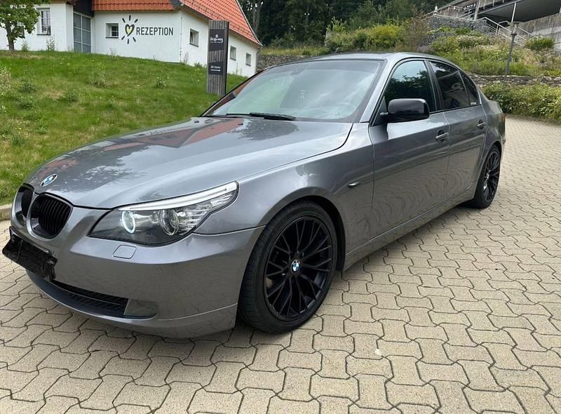 Grau Gebraucht 2009 BMW 525 Limousine | 9.999 € - Bild 1/4