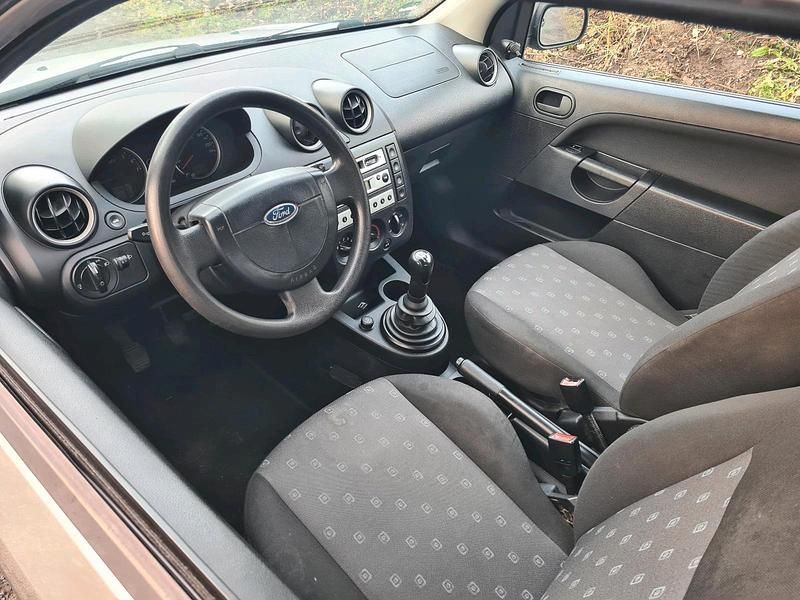 Gebraucht Ford Fiesta 60 PS (44 kW) 2004 Silber Kleinwagen