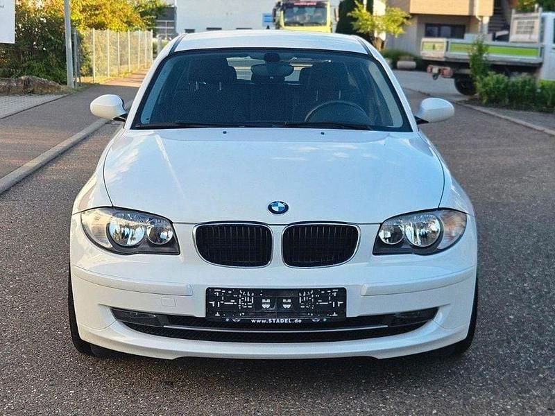 Weiß Gebraucht 2009 BMW 116 Advantage Kleinwagen | 5.499 € (Teuer) - Bild 1/4