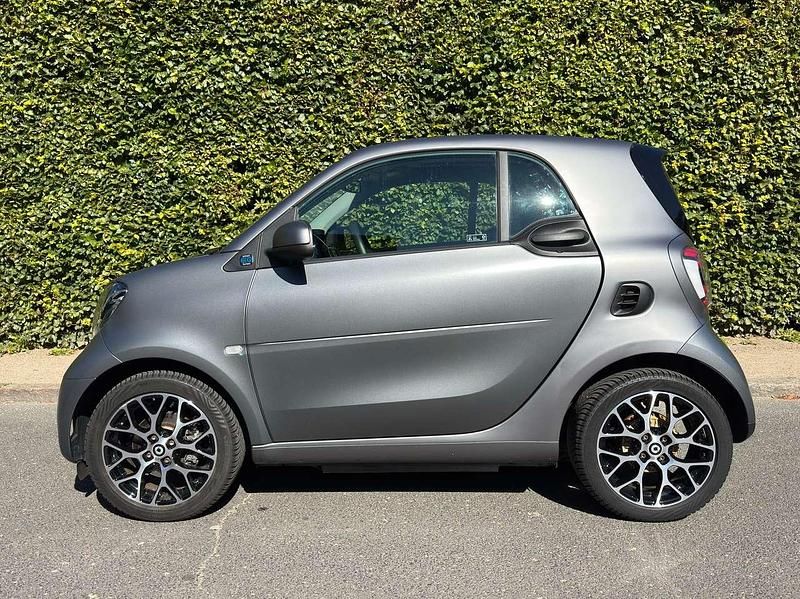 Grau Gebraucht 2021 Smart ForTwo Electric Drive Exclusive Coupé | 14.900 € (Teuer) - Bild 1/4
