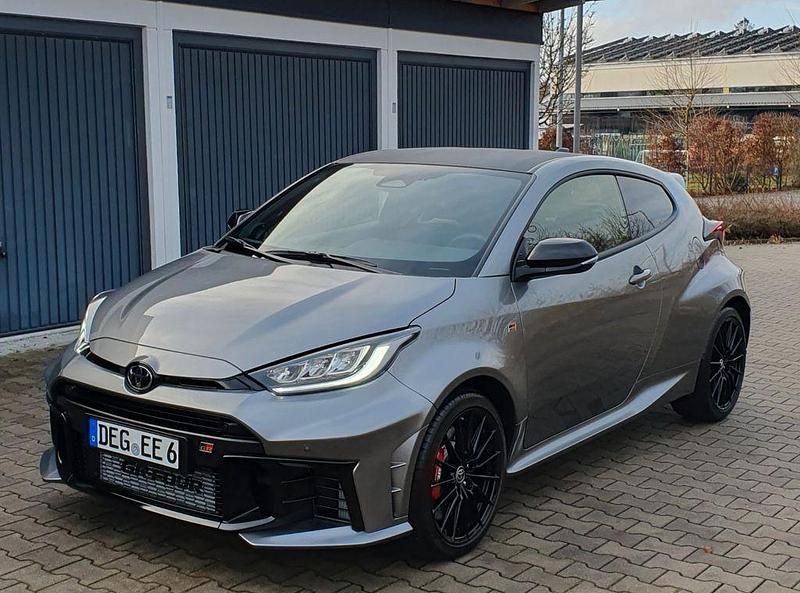 Grau Gebraucht 2024 Toyota Yaris Limousine | 44.444 € (Guter Preis) - Bild 1/4