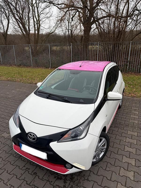 Gebraucht Toyota Aygo 69 PS (50 kW) 2015 Weiß Kleinwagen