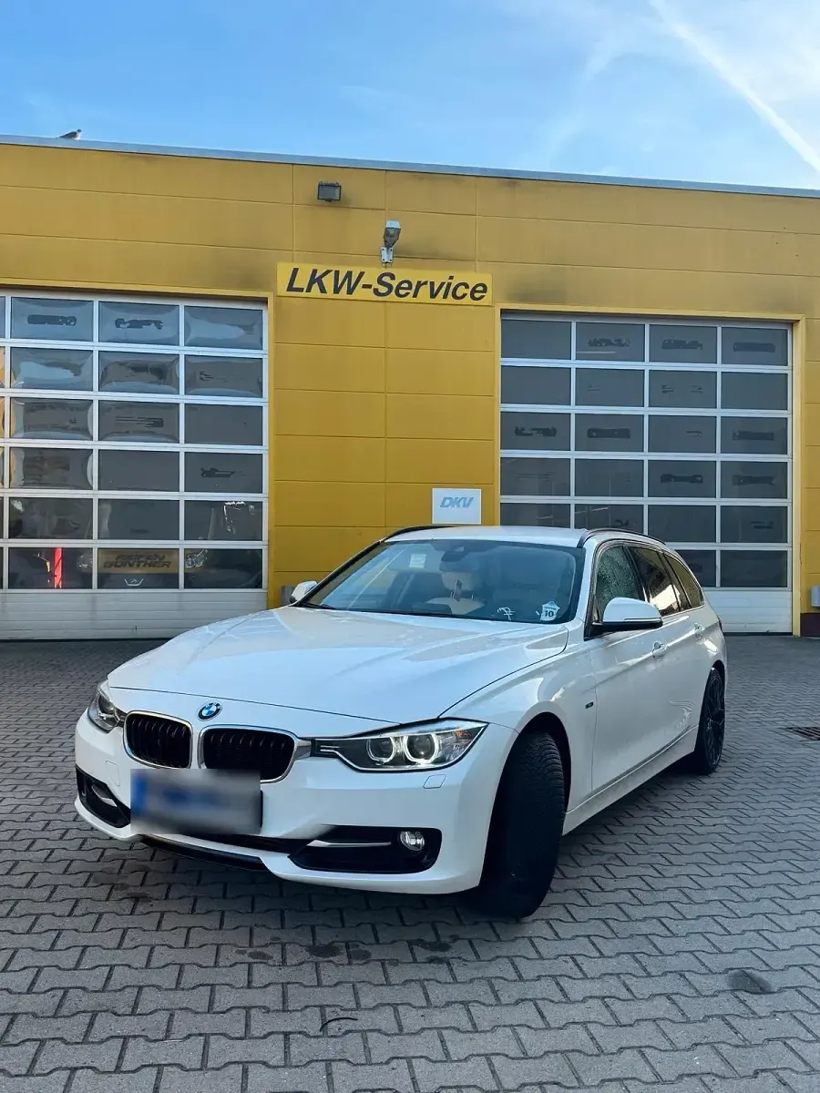Gebraucht BMW 318 Sport Line 143 PS (105 kW) 2013 Weiß Kombi