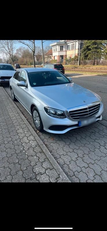 Silber Gebraucht 2016 Mercedes E220 Limousine | 18.500 € (Superpreis) - Bild 1/4