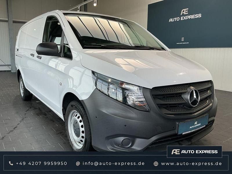 Weiß Gebraucht 2023 Mercedes Vito Van / Kleinbus | 26.775 € - Bild 1/4