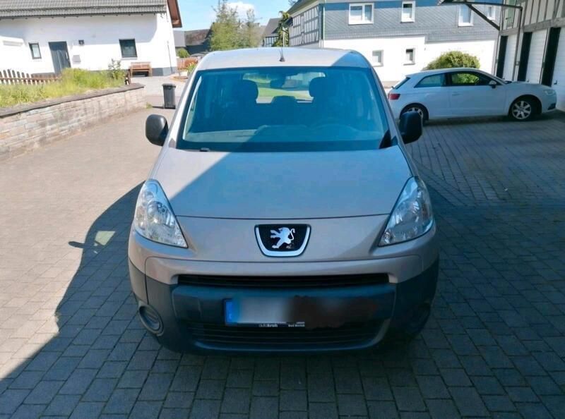 Beige Gebraucht 2010 Peugeot Partner Tepee Van / Kleinbus | 3.700 € (Fairer Preis) - Bild 1/4
