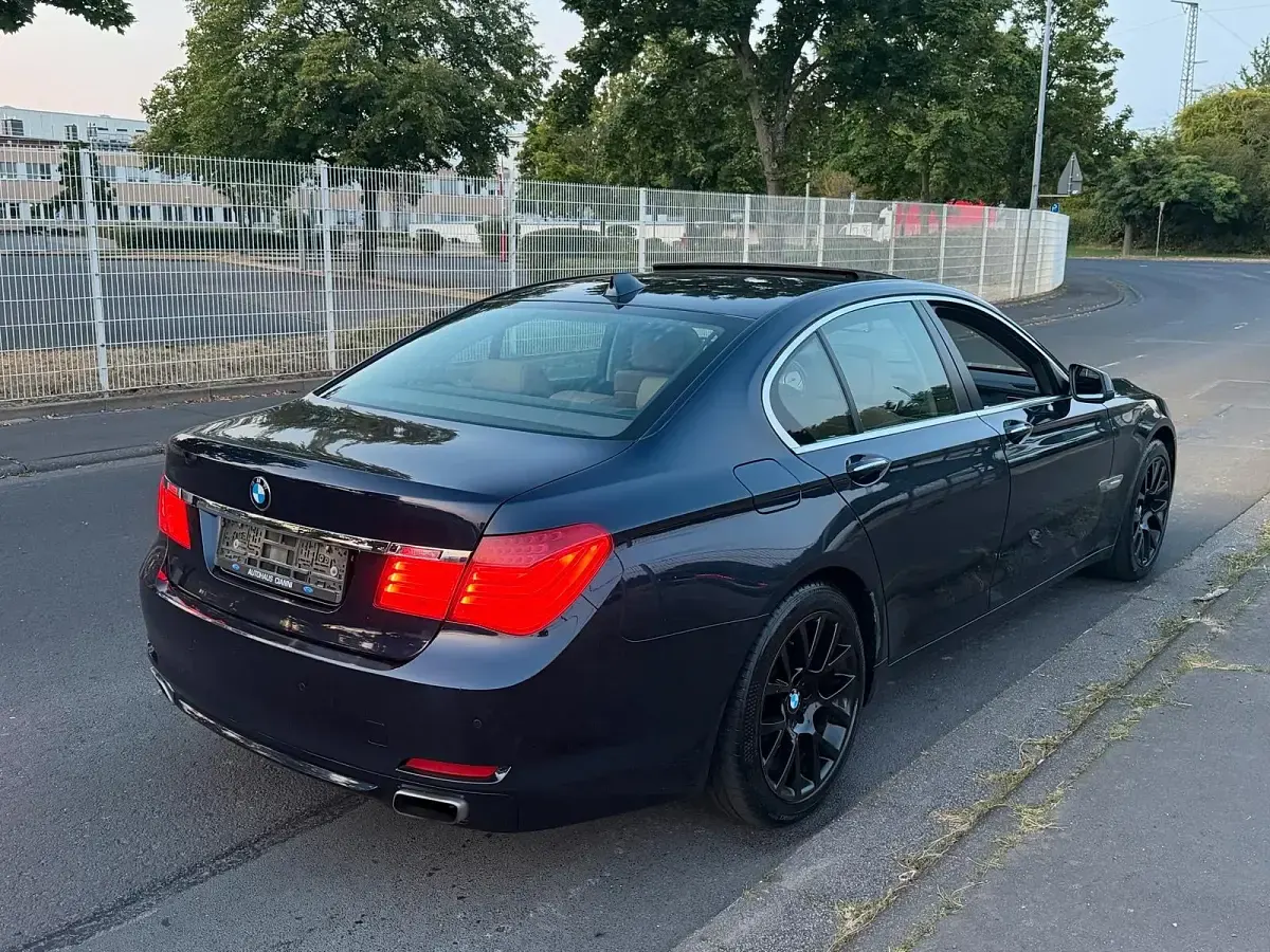 Gebraucht BMW 750 408 PS (300 kW) 2010 Blau Limousine