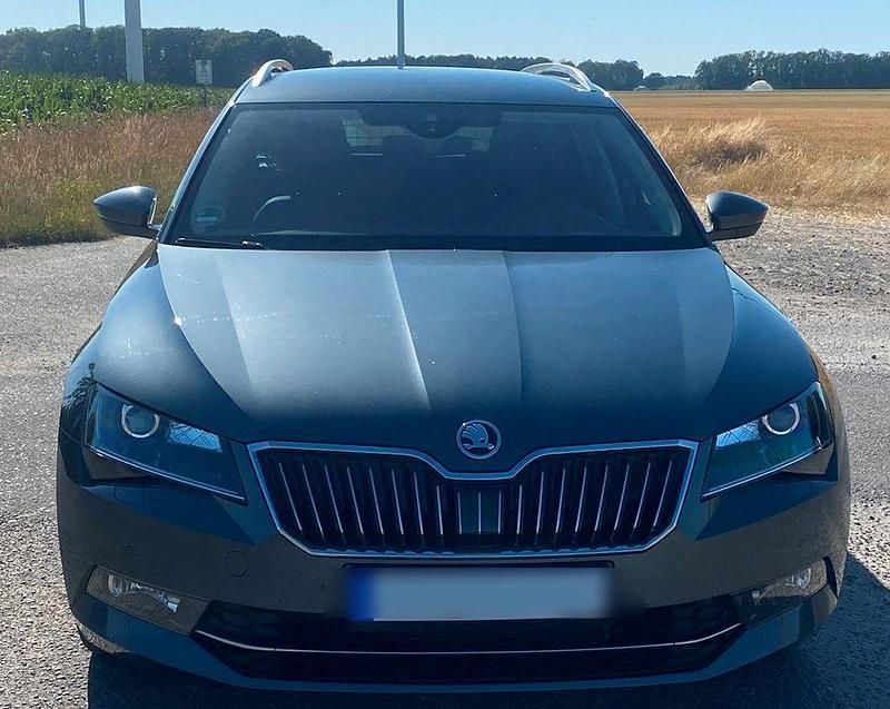 Grau Gebraucht 2019 Skoda Superb Ambition Kombi | 20.299 € (Fairer Preis) - Bild 1/4