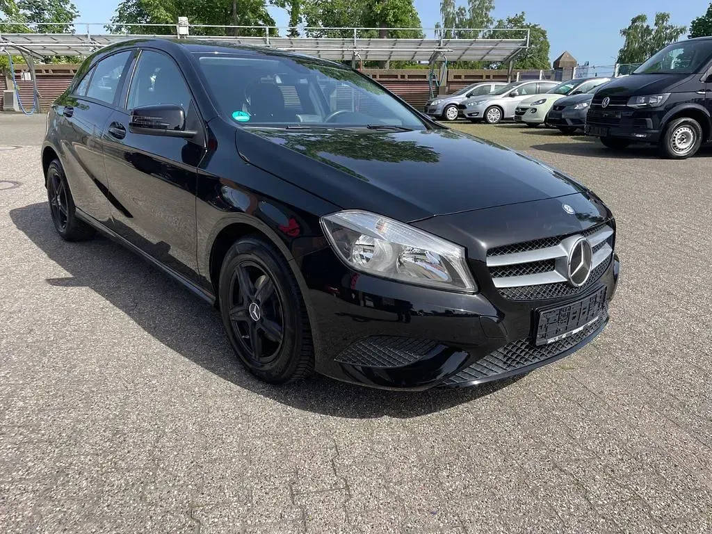 Gebraucht Mercedes A180 122 PS (89 kW) 2015 Schwarz Limousine