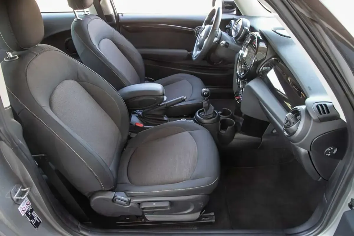 Gebraucht Mini Cooper Essential 136 PS (100 kW) 2023 Melting silver iii metallic Kleinwagen