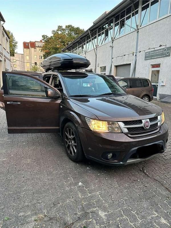 Braun Gebraucht 2013 Fiat Freemont SUV | 12.000 € (Teuer) - Bild 1/4