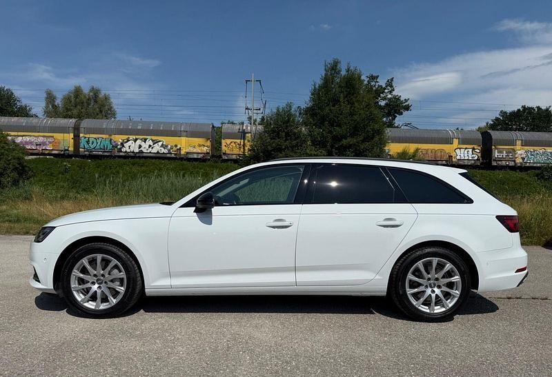 Weiß Gebraucht 2019 Audi A4 Ambiente Kombi | 24.390 € (Fairer Preis) - Bild 1/4