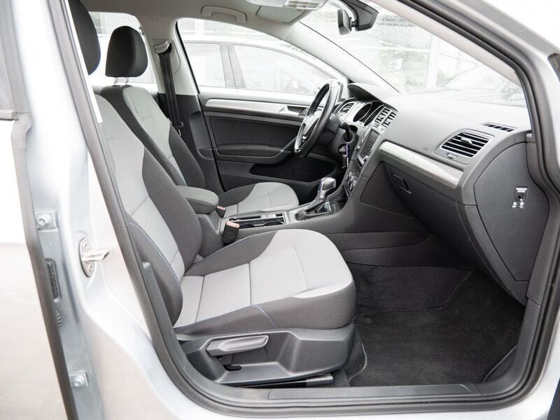 Gebraucht VW e-Golf 85 kW (116 PS) 2016 Silber metallic Kleinwagen