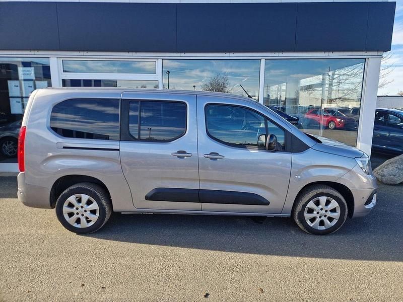 Gebraucht Opel Combo Life Elegance 131 PS (96 kW) 2022 Kontrast grau/quarz silber Van / Kleinbus