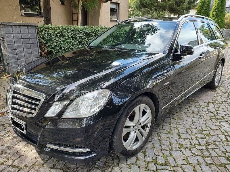 Schwarz Gebraucht 2010 Mercedes E300 Avantgarde Kombi | 10.700 € (Fairer Preis) - Bild 1/4