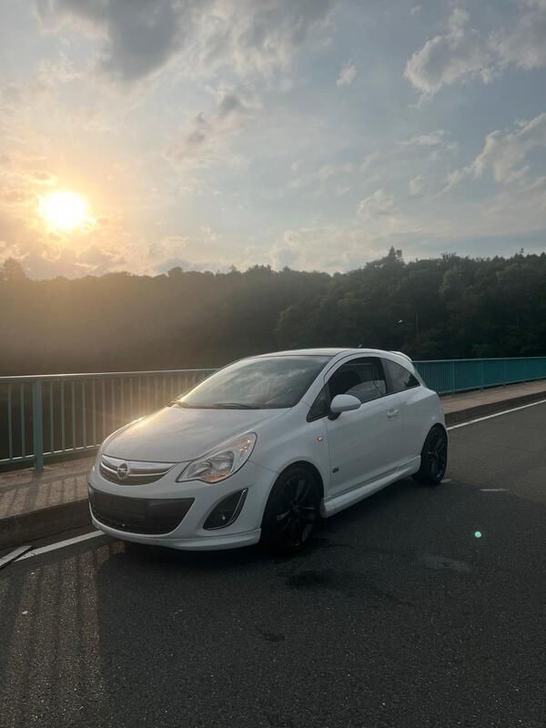 Weiß Gebraucht 2011 Opel Corsa Edition Coupé | 3.499 € (Fairer Preis) - Bild 1/4