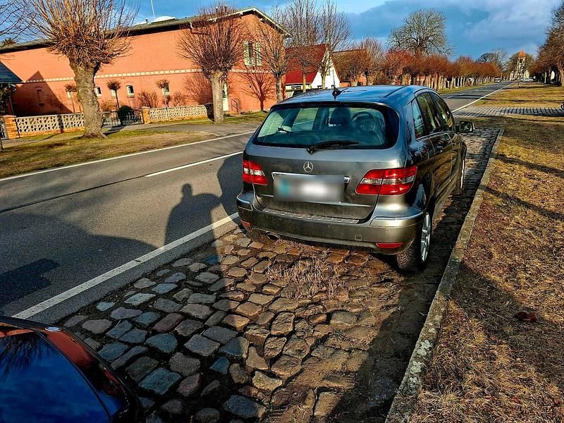 Gebraucht Mercedes B180 115 PS (84 kW) 2010 Silber Van / Kleinbus