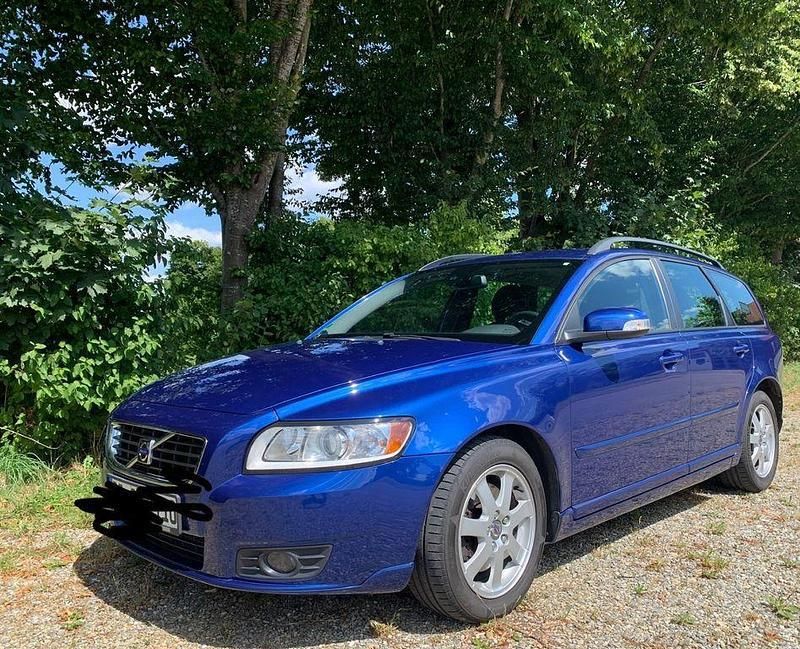 Blau Gebraucht 2008 Volvo V50 Momentum Kombi | 4.900 € (Teuer) - Bild 1/4