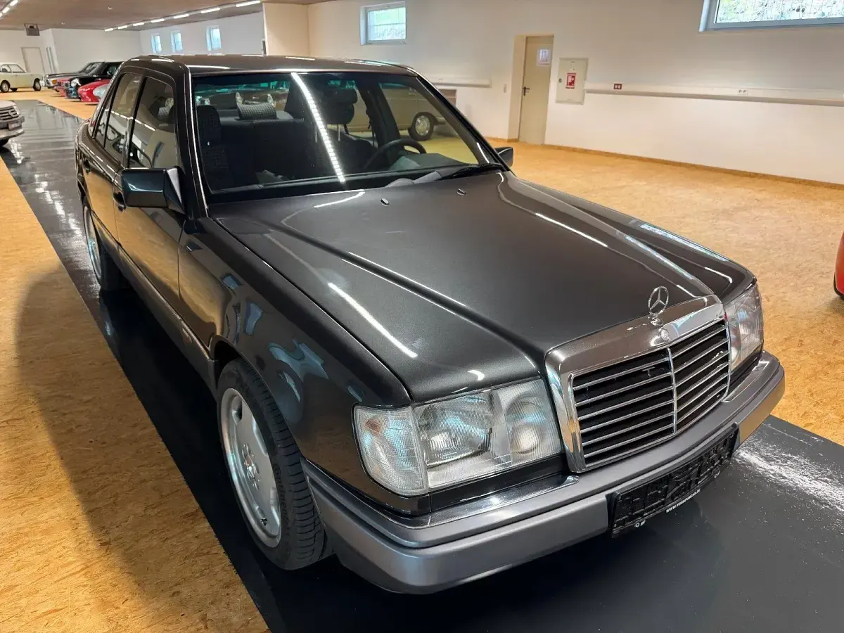 Gebraucht Mercedes E400 Sportline 279 PS (205 kW) 1992 Schwarz Limousine