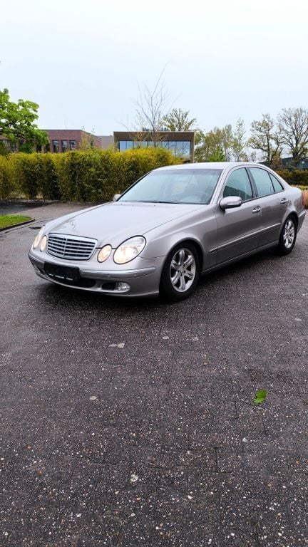 Silber Gebraucht 2004 Mercedes E220 Limousine | 2.799 € (Superpreis) - Bild 1/4