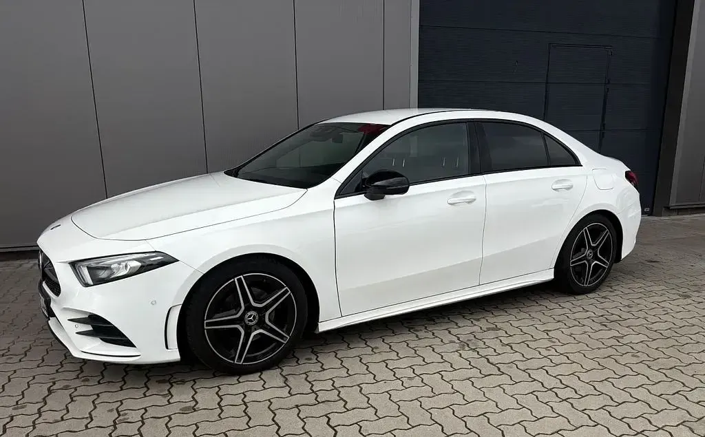 Gebraucht Mercedes A200 AMG line 163 PS (119 kW) 2019 Weiß Limousine