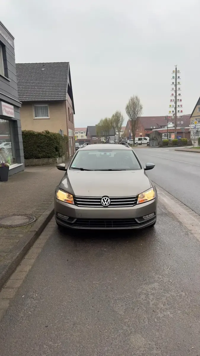Gebraucht VW Passat 105 PS (77 kW) 2011 Gold Kombi