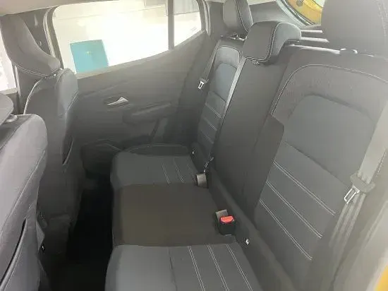 Neu Dacia Sandero Comfort 101 PS (74 kW) 2025 Amber yellow Limousine
