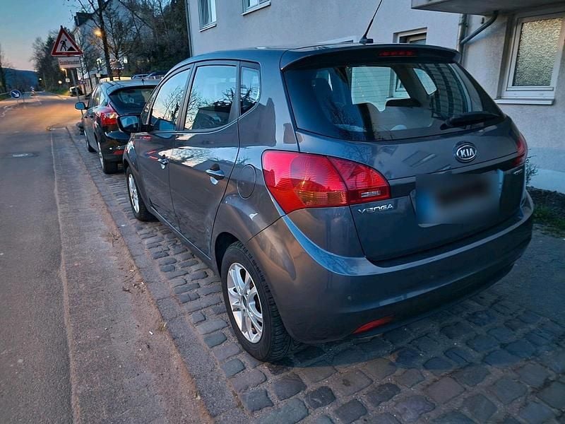 Gebraucht Kia Venga 128 PS (94 kW) 2011 Grau Kleinwagen