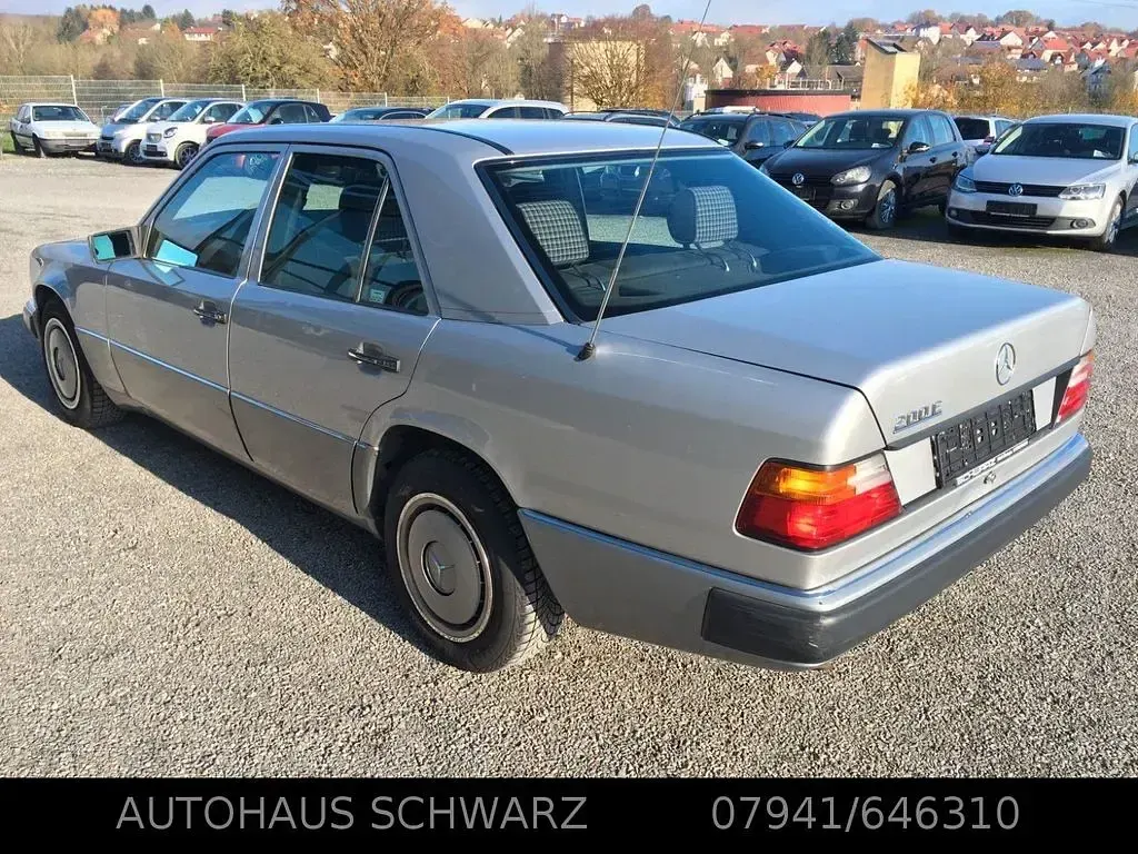 Gebraucht Mercedes 200 118 PS (86 kW) 1992 Silber Limousine
