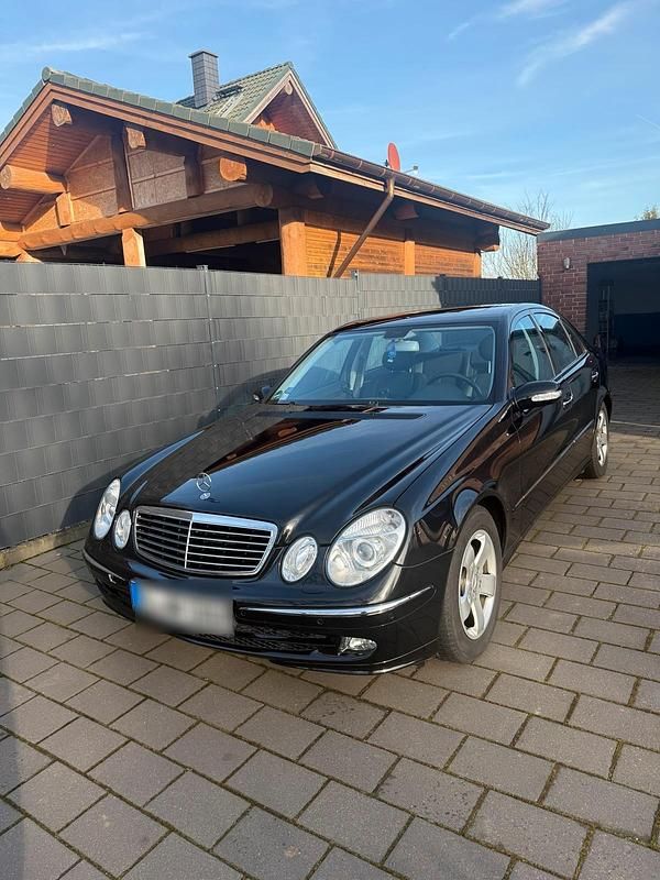 Schwarz Gebraucht 2005 Mercedes E350 Limousine | 10.500 € (Teuer) - Bild 1/4