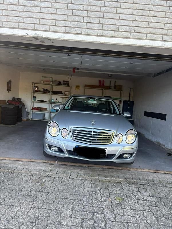 Silber Gebraucht 2007 Mercedes E420 Elegance Limousine | 6.750 € - Bild 1/4