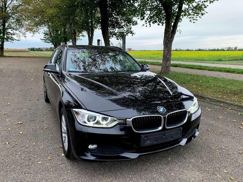 Black sapphire metallic Gebraucht 2013 BMW 318 Kombi | 7.490 € (Guter Preis) - Bild 1/4